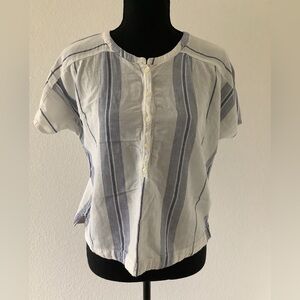 Pre-owned light summery top LOVE by GAP in XS. Loose fit. Below waistline.
